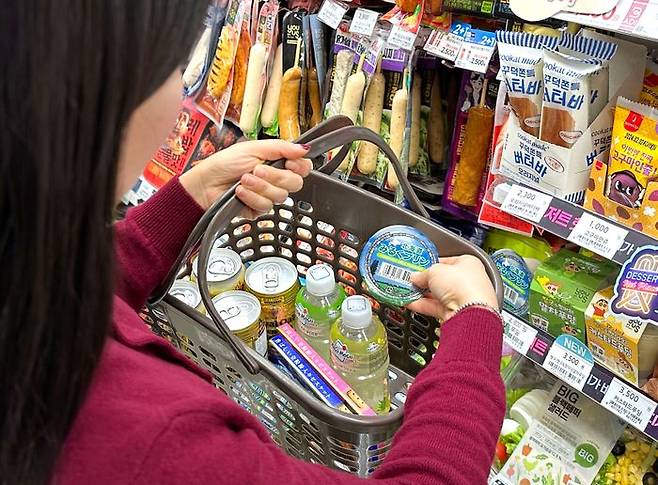 편의점 GS25에서 한 소비자가 훗카이도 푸딩을 고르고 있다.ⓒGS리테일