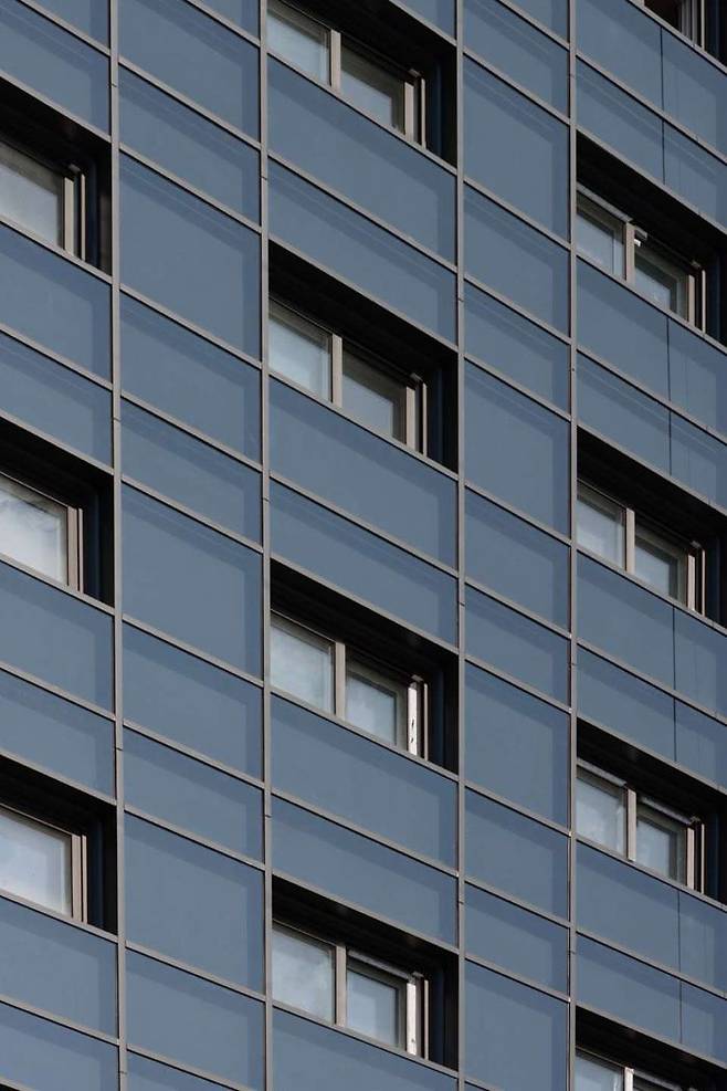 KCC글라스 커튼월 룩 전용 유리 ‘씨룩스’가 시공된 아파트 외벽 모습. ⓒKCC글라스