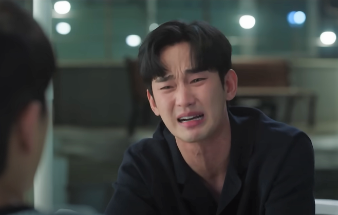 성인 남성이 다른 사람 앞에서 소리 내어 우는 모습은 현실에선 좀처럼 보기 어렵다. 드라마 ‘눈물의 여왕’에서 주인공 김수현이 친구 앞에서 울고 있는 장면. tvN 유튜브 캡처