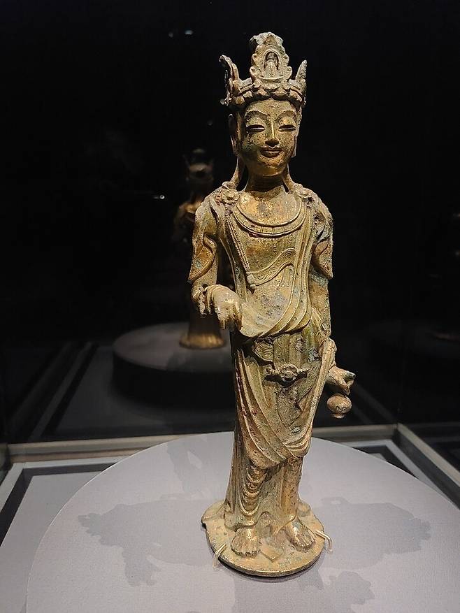 호암미술관 1층 전시실 2섹션 들머리에 나온 일본 개인 소장 백제금동관음보살입상의 모습. 25일 언론 설명회 때 촬영한 사진이다. 노형석 기자