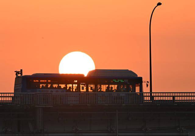 한강에 노을이 붉게 물든 저녁 무렵 반포대교 위를 지나는 버스 안으로 저물어가는 태양 빛이 스며들면서 삶에 지친 사람들에게 따스한 위로를 건네고 있다. 왕태석 선임기자