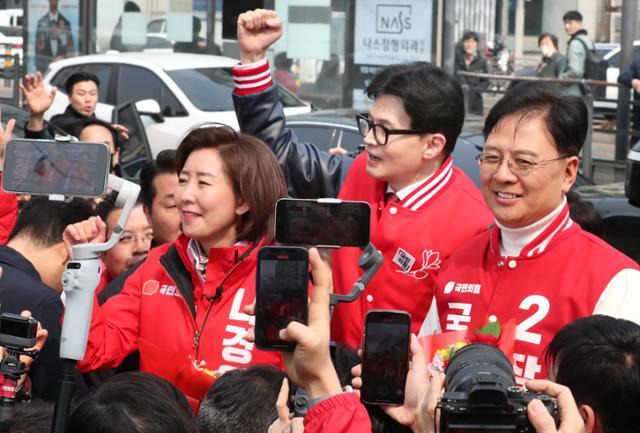 한동훈 국민의힘 비상대책위원장이 지난 19일 오후 서울 동작구 남성사계시장에서 동작갑 장진영 후보, 동작을 나경원 후보와 함께 시민들에게 인사하고 있다. 뉴스1