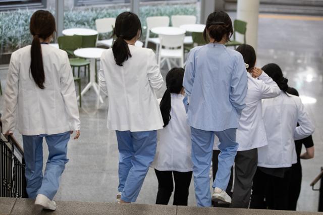 25일 서울시내 한 대학병원에서 의료진이 이동하고 있다. 뉴스1