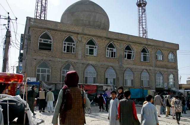 아프가니스탄 탈레반 병사가 2022년 4월 '이슬람국가 호라산'(ISIS-K)이 폭탄 테러를 감행한 마자르-이-샤리프 지역의 한 이슬람 사원 앞에서 경계 업무를 서고 있다. AP 연합뉴스