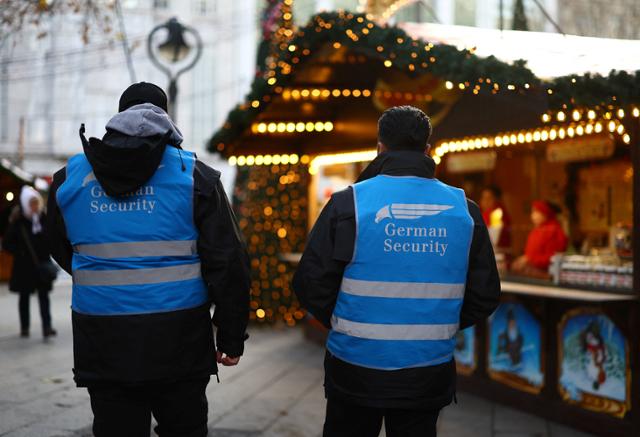 독일 보안 당국 관계자들이 지난해 11월 30일 베를린 인근에 열린 한 크리스마스 행사장에서 경계 업무를 서고 있다. 베를린=로이터 연합뉴스