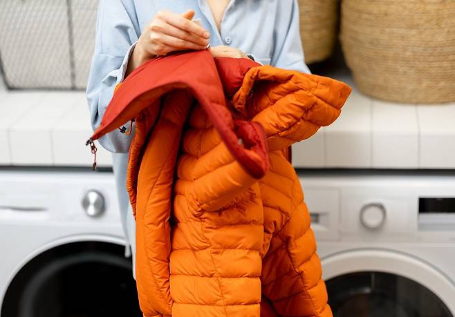 패딩은 미지근한 물에 중성세제를 푼 물에 담근 후 손으로 주물러 세탁해야 한다./사진=게티이미지뱅크