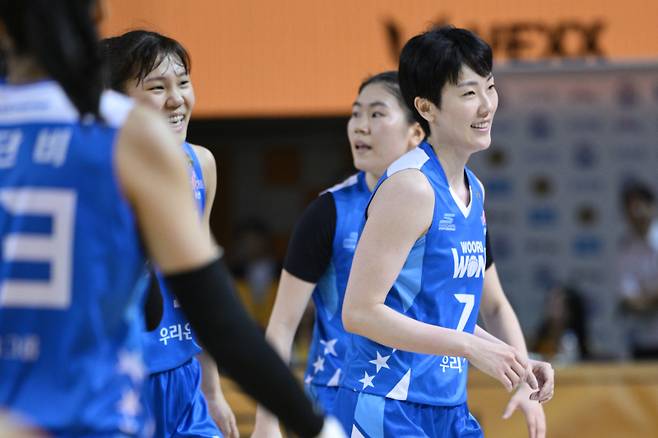 24일 청주체육관에서 열린 KB와 우리은행의 우리은행 우리WON 2023~24 여자프로농구 챔피언결정전 1차전. 우리은행 박혜진이 동료들과 환호하고 있다. 사진=WKBL