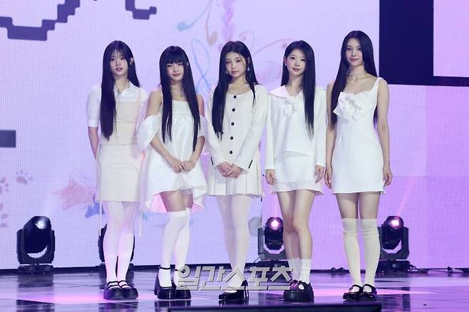 그룹 아일릿(ILLIT) 민주, 이로하, 원희, 모카, 윤아가 25일 오후 서울 용산구 블르스퀘어 마스터카드홀에서 열린 미니 1집 'SUPER REAL ME' 발매 기념 쇼케이스에 참석해 포즈를 취하고 있다. 아일릿은 '르세라핌' '뉴진스'에 이어 하이브가 탄생시킨 세 번째 걸그룹이자, '엔하이픈' 소속사 빌리프랩이 만든 첫 걸그룹이다. 서병수 기자 qudtn@edaily.co.kr /2024.03.25/