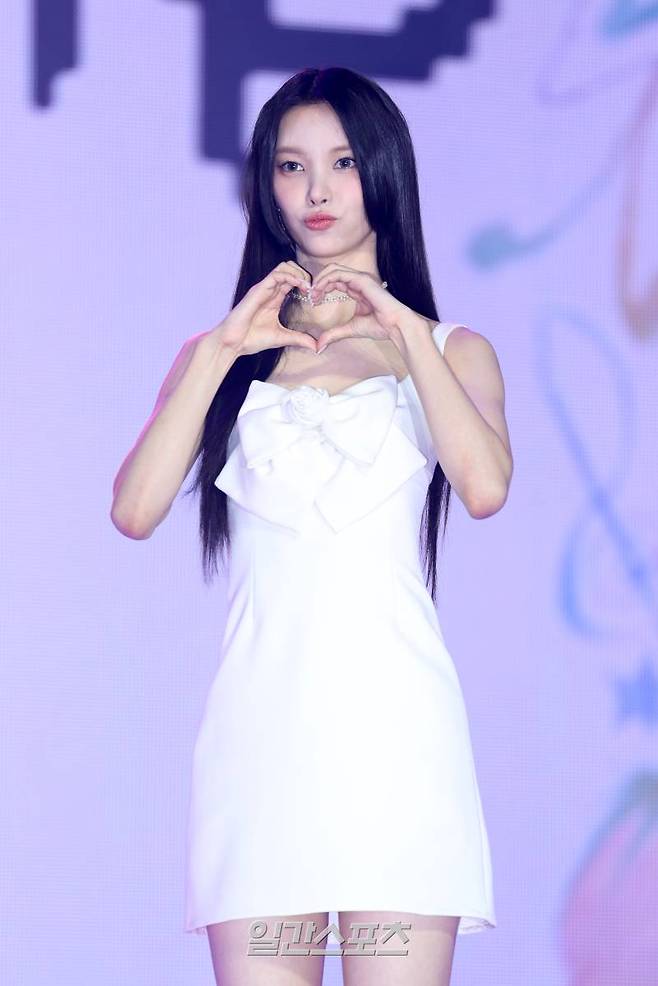 그룹 아일릿(ILLIT) 윤아가 25일 오후 서울 용산구 블르스퀘어 마스터카드홀에서 열린 미니 1집 'SUPER REAL ME' 발매 기념 쇼케이스에 참석해 포즈를 취하고 있다. 아일릿은 '르세라핌' '뉴진스'에 이어 하이브가 탄생시킨 세 번째 걸그룹이자, '엔하이픈' 소속사 빌리프랩이 만든 첫 걸그룹이다. 서병수 기자 qudtn@edaily.co.kr /2024.03.25/