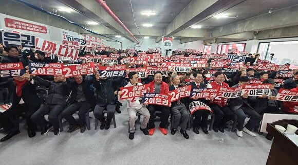 이동한 대전 중구청장 권한대행(가운데 흰옷)이 이은권 중구 국회의원 예비후보의 선거사무소 개소식에서 후보를 지지하는 피켓을 들고 있다. / ) [사진=이은권 예비후보 선거캠프]