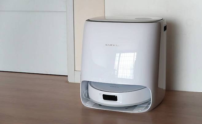 청소뿐 아니라 로봇청소기 관리에 대한 수고를 덜 수 있다 / 출처=IT동아