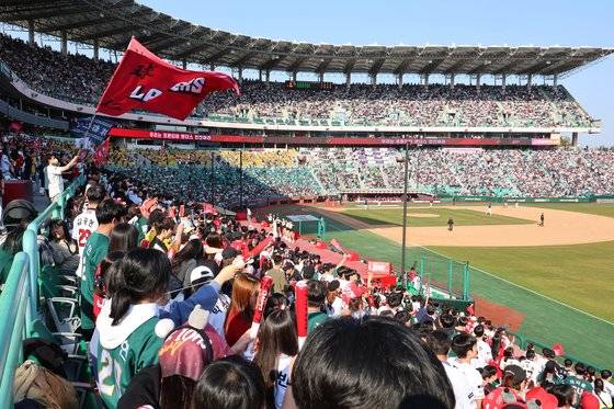 지난 24일 인천 SSG랜더스필드에서 열린 롯데 자이언츠와 SSG 랜더스의 경기에서 관중이 응원하는 모습. 연합뉴스
