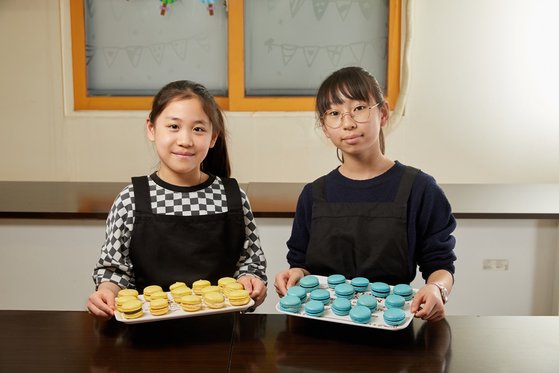 이윤슬(왼쪽)·조현하 학생기자가 마카롱에 대해 알아보고, 딸기(왼쪽)·초코 마카롱을 만들어 봤다.