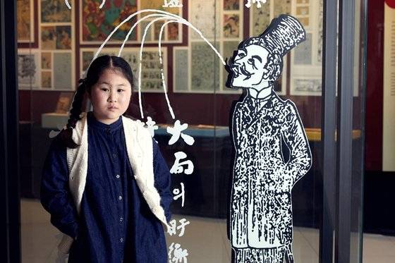 최초의 근대 한국 만화인 이도영 화가의 '삽화'를 살펴본 최은서 학생기자. 우리나라 근대 만화는 신문과 함께 시작했다.