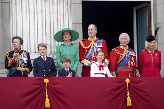 지난해 6월 17일 촬영된 영국 왕실 가족들의 모습. 왼쪽부터 앤 공주, 조지 왕자, 케이트 미들턴 왕세자빈, 루이스 왕자, 윌리엄 왕세자, 샬럿 공주, 찰스 3세 국왕, 카밀라 왕비. AP=연합뉴스
