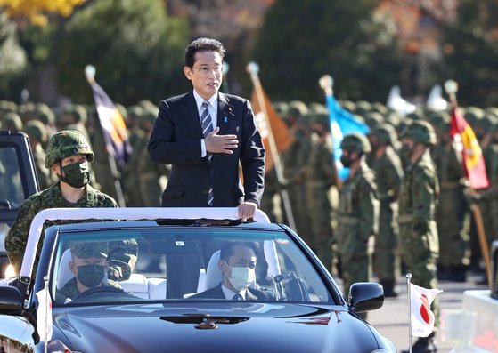 기시다 후미오(岸田文雄) 일본 총리가 2021년 11월 도쿄도(東京都) 네리마(練馬)구 등에 있는 육상자위대의 아사카(朝霞)주둔지에서 병력을 사열하고 있다. 연합뉴스