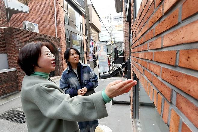 서울 성동구 성수동을 찾은 시민들이 붉은 벽돌 건축물을 보고 있다. 성동구 제공