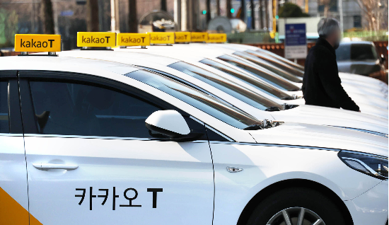 지난 4년간 카카오모빌리티 매출액이 1조원 이상 증발한 것으로 파악됐다. 사진은 서울 시내의 한 택시 입고지에 카카오T블루 택시가 늘어선 모습. (매경DB)