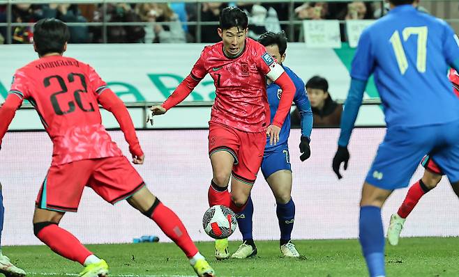 손흥민이 불면증에 시달리고 있다는 사실이 공개됐다. 사진은 손흥민의 북중미월드컵 아시아지역 2차 예선 태국과 경기 모습. /사진= 뉴스1