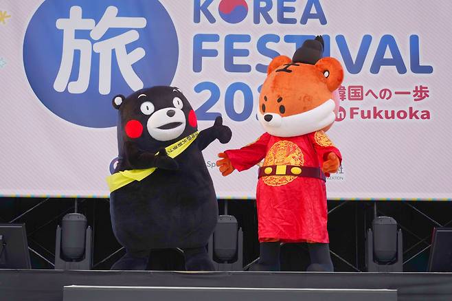 일본 남부지방을 대표하는 곰캐릭터 구마몬와 한국을 대표하는 호랑이 캐릭터 호종이가 우정을 과시하고 있다.