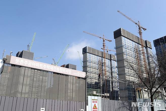 [서울=뉴시스] 조성봉 기자 = 3일 오후 서울 강동구 둔촌주공 재건축단지 올림픽파크 포레온 건축 현장에 공사가 한창 진행되고 있다. 2023.03.03. suncho21@newsis.com