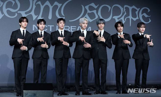 [서울=뉴시스] 김혜진 기자 = 그룹 NCT 드림이 25일 오후 서울 광진구 워커힐에서 열린 새 앨범 '드림 이스케이프'(DREAM( )SCAPE) 발매 기념 기자간담회에서 포즈를 취하고 있다. 2024.03.25. jini@newsis.com