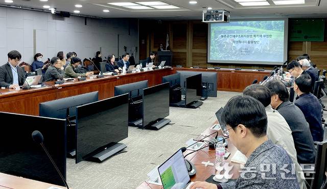 22일 국회에서 더불어민주당 김승남(전남 고흥·보성·장흥·강진)·위성곤(제주 서귀포) 의원과 경기도·전남도 주최로 열린 ‘농촌공간재구조화법 시행과 농촌의 에너지 전환’ 토론회 모습.