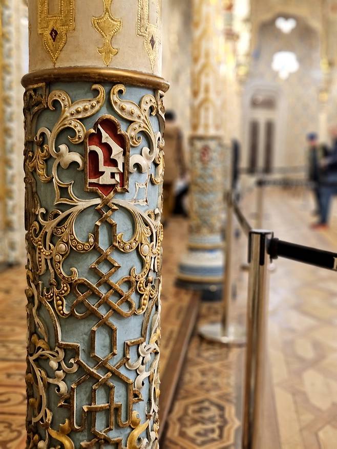 아랍홀 기둥 문양.