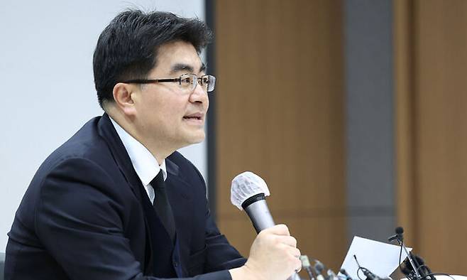 방재승 서울의대 교수협의회 비상대책위원장이 25일 서울 종로구 서울대학교병원에서 열린 서울대의대교수 비상대책위원회 총회 결과 브리핑을 하고 있다. 연합뉴스