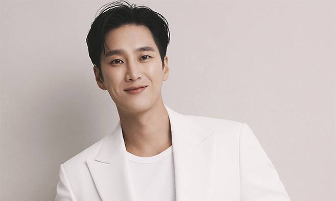 SBS 금토드라마 ‘재벌X형사’에서 재벌 2세 진이수를 연기한 안보현은 “그림책이라 생각하고 재미있게 보여주려고 노력했다”며 “일정 조율하기가 쉽지 않아서 출연이 확실하지는 않지만 나는 (시즌2를) 너무 하고 싶다”고 말했다. FN엔터테인먼트 제공