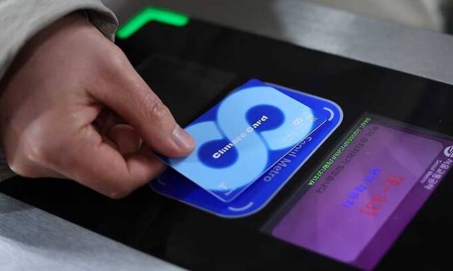 서울 중구 지하철 1호선 시청역에서 지하철 이용객이 기후동행카드를 사용해 개찰구를 통과하고 있다. 공동취재사진