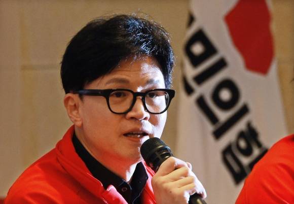 발언하는 한동훈 비대위원장 - 국민의힘 한동훈 비상대책위원장 겸 총괄 선거대책위원장이 25일 서울 성동구 한양대학교 동문회관에서 열린 서울 현장 중앙선거대책위원회의에서 발언하고 있다.  연합뉴스