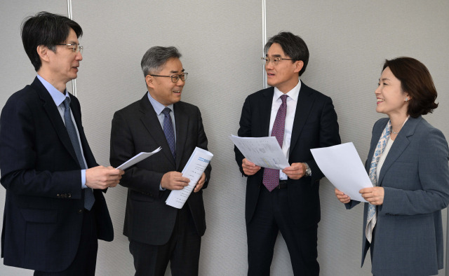 해외 공관 주재 주요국 상무관들이 24일 서울 종로구 서울경제 본사에서 열린 긴급 좌담회에서 환담을 나누고 있다. 서가람(왼쪽부터) 주일본대사관 상무관, 이재근 주중국대사관 상무관, 김성열 주미국대사관 상무관, 최세나 주벨기에EU대사관 상무관. 이호재 기자