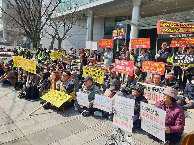산업폐기물 처리의 공공성 확보를 요구하는 시민들이 3월 14일 서울 여의도 태영건설 본사 앞에서 집회를 열고 있다. 황의혁 제공