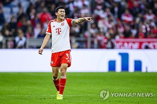 이탈리아 축구대표팀 출신 수비수이자 1982 FIFA 스페인 월드컵 우승 주역 풀비오 콜로바티는 인터밀란이 1996년생 김민재를 주시하고 있다는 소식을 듣자 친정팀이 더 젊은 수비수를 영입할 것으로 예상했다. 김민재는 최근 바이에른 뮌헨에서 주전 경쟁에 어려움을 겪어 인터밀란 이적설이 불거졌다. 이때 콜로바티는 인터밀란이 김민재보다 어린 이탈리아 수비수 1996년생 알레산드로 부온조르노나 2003년생 조르지오 스칼비니를 영입할 것으로 예상했다. 연합뉴스