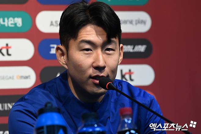 손흥민이 20일 서울월드컵경기장에서 열린 2026 월드컵 아시아 2차예선 3차전 태국과의 홈 경기 사전 기자회견에서 지난달 탁구 사건으로 물의를 빚은 이강인으로부터 사과를 받았다며 이강인이 더 좋은 사람이 되길 바란다고 말했다. 손흥민은 황선홍 임시 감독 체제로 이뤄지는 이번 태국와의 2연전에서도 주장을 맡았다. 서울월드컵경기장, 고아라기자