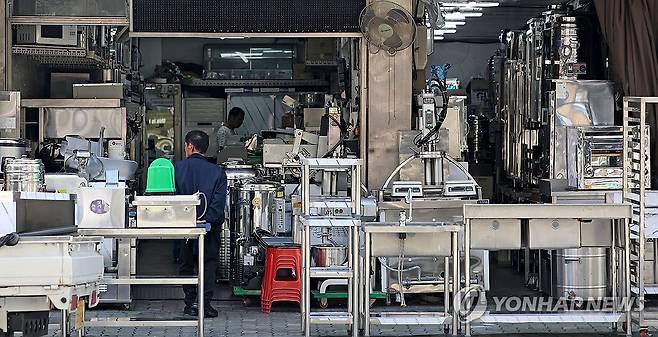 노란우산 폐업 공제금 '벌써' 9천억 육박 (서울=연합뉴스) 류영석 기자 = 올해 소기업·소상공인을 위한 공적 공제 제도인 '노란우산'의 폐업 사유 공제금 지급 규모가 사상 최대를 기록할 전망인 가운데 15일 서울 중구 황학동 주방거리에 중고 주방 기구들이 쌓여 있다.
    이날 국회 기획재정위원회 소속 더불어민주당 양경숙 의원이 중소벤처기업부와 중소기업중앙회에서 받은 자료에 따르면 올해 들어 8월까지 노란우산 폐업 공제금 지급액은 8천948억원으로 지난해 동기 대비 40.2% 늘었다. 사상 최대 지급 규모는 2022년 총 9천682억원이다. 2023.10.15 ondol@yna.co.kr