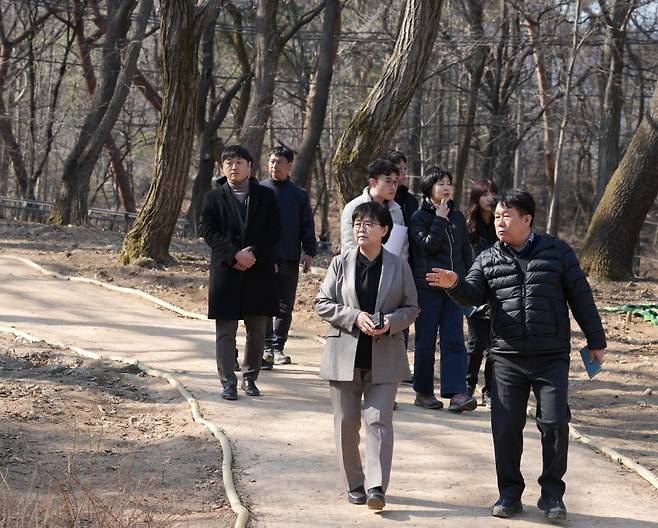 북한산 체험형 숲속쉼터  이순희 강북구청장이 지난 21일 북한산 체험형 숲속 쉼터 개장 전 현장을 찾아 산책로를 점검하고 있다. [강북구 제공. 재판매 및 DB 금지]