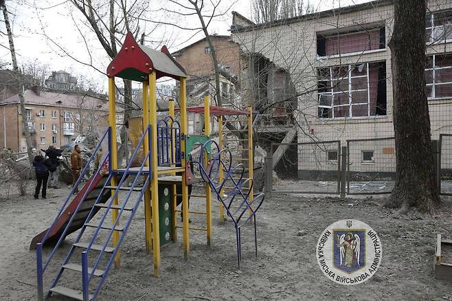 러시아의 공습 23일(현지시간) 우크라이나 키이우의 놀이터 앞 건물이 러시아군 미사일 잔해에 파괴된 모습. [키이우 군 당국 제공. 재판매 및 DB 금지]