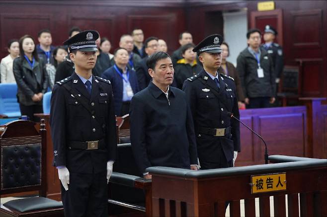 천시위안(가운데) 전 중국축구협회 주석이 26일 중국 후베이성 황스시 중급인민법원에서 재판을 받고 있다. (사진=AFP)