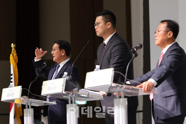 (왼쪽부터)김형기 셀트리온 대표, 서진석 대표, 기우성 대표.(사진=셀트리온)