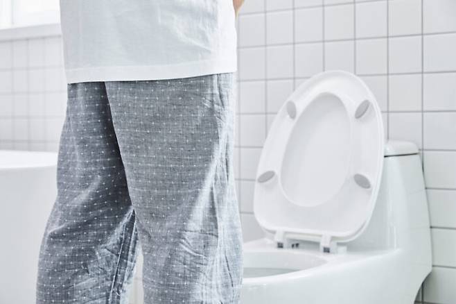 나이가 들면서 약해진 소변 줄기를 바라보면 가슴이 아파진다. 가늘어진 소변 줄기는 전립선 질환을 나타내는 신호일 수 있어 세심한 관찰이 필요하다. [사진=게티이미지뱅크]