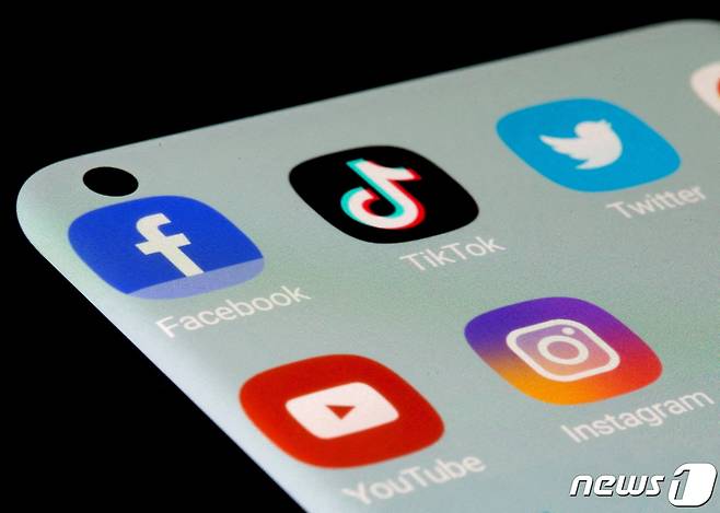 대표적 사회관계망서비스(SNS) 앱들이 스마트폰 화면에 표시 돼 있다. 2021.07.13/ ⓒ 로이터=뉴스1 ⓒ News1 권진영 기자