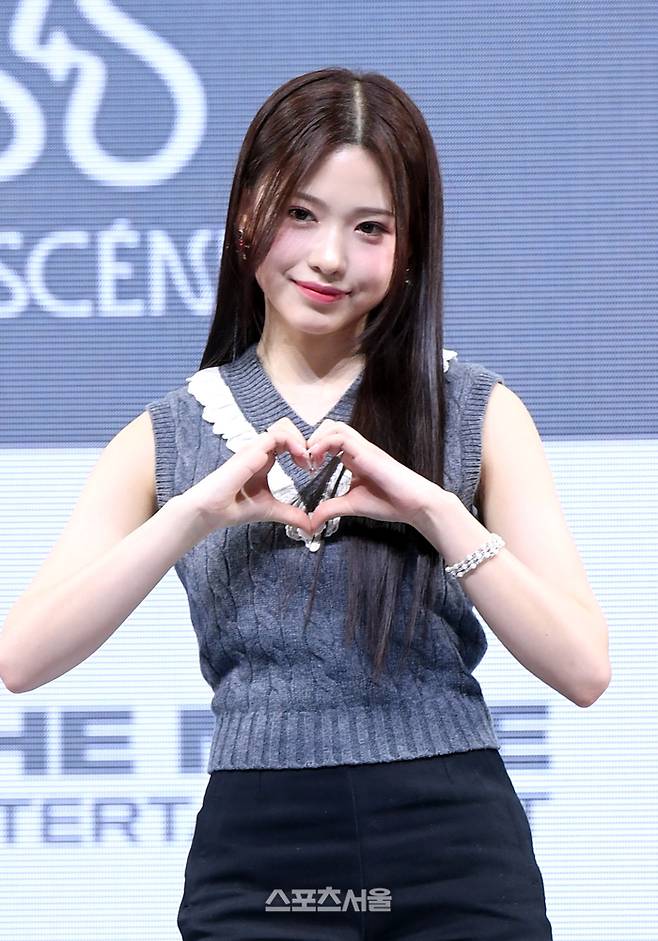 리센느(RESCENE)의 제나가 26일 서울 광진구 예스24 라이브홀에서 진행된 데뷔 싱글 앨범 ‘리 씬(Re:Scene)’ 발매 기념 미디어 쇼케이스에서 취재진을 향해 포즈를 취하고 있다.원이, 미나미, 리브, 메이, 제나로 구성된 5인조 걸그룹 리센느는 ‘장면(Scene)’과 향(Scent)‘의 의미를 결합해 향을 통해 ’다시 장면을 떠올린다‘는 컨셉트를 담고 있다. 2024. 3. 26. 박진업 기자 upandup@sportsseoul.com