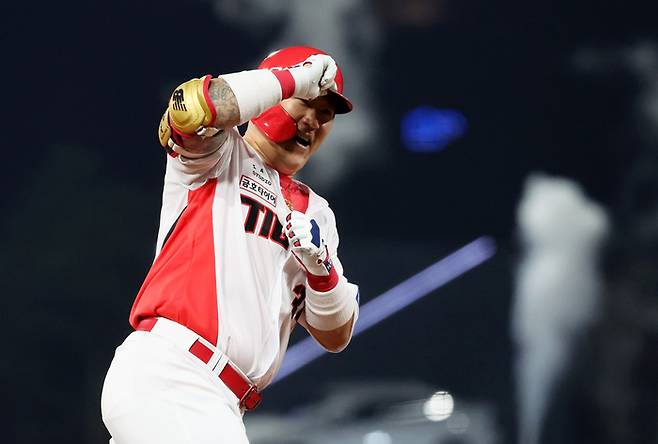 26일 광주기아챔피언스필드에서 열린 프로야구 롯데 자이언츠와 KIA 타이거즈의 경기. KIA 최형우가 6회말에 동점을 만드는 솔로홈런을 치고 3루를 돌며 기뻐하고 있다. 연합뉴스.