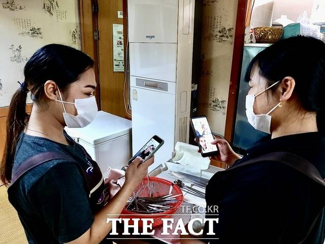 전남의 한 식당에 취직한 외국인 근로자들이 고국의 가족들과 영상 통화를 하고 있다. / 전남 = 이병석 기자