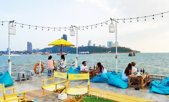 바다 위에 둥둥 떠 있는 타피아 수상카페 (사진. 김관수)