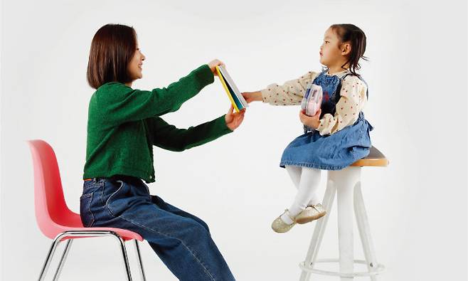 지난 3월 막 유치원에 입학한  루다의 꿈은 ‘아이돌 요리사’. 난생처음 듣는 직업명에  재차 물어보자 “노래하고  춤도 추고 요리도 하는 사람이  되고 싶다”고 말한다