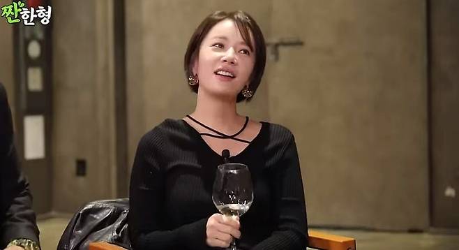 짠한형 신동엽에 출연한 황정음. /유튜브