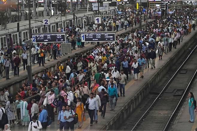 인도 뭄바이의 차트라파티 시바지 마하라즈 종착역 플랫폼. / AP 연합뉴스